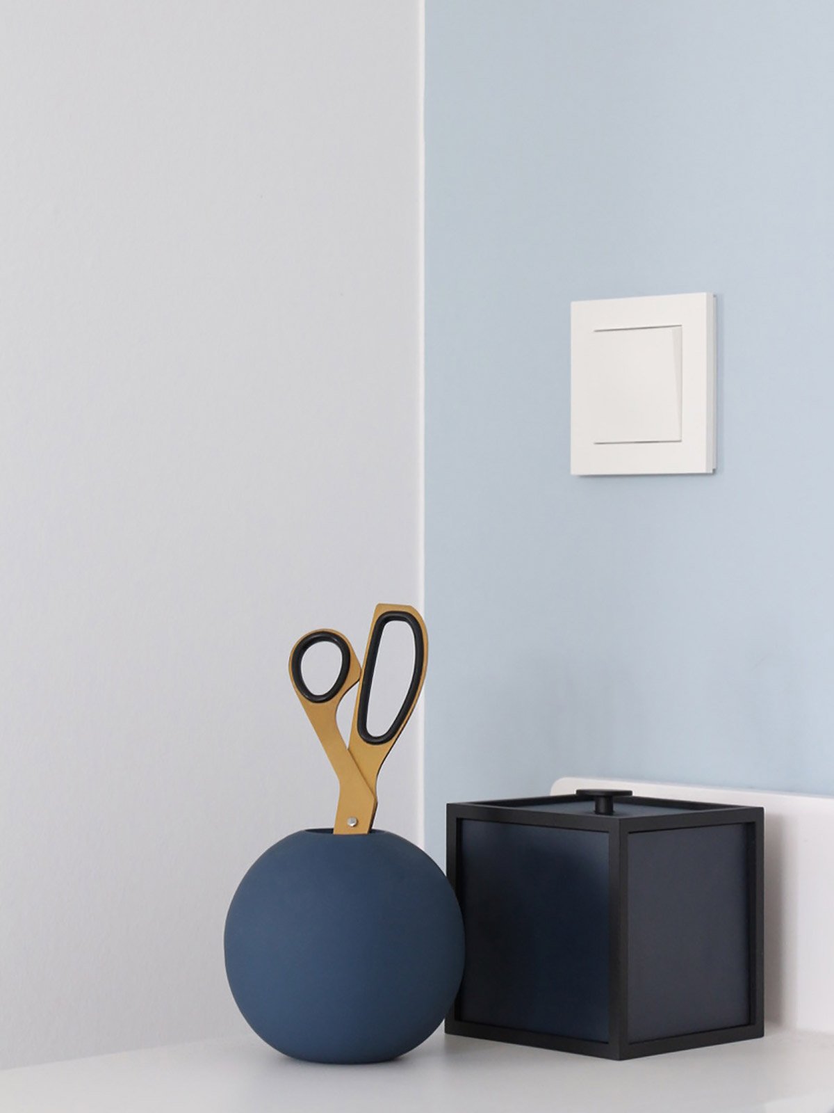 ballvase_10cm_midnightblue_lifestyle2_miljuu.com_1304-005