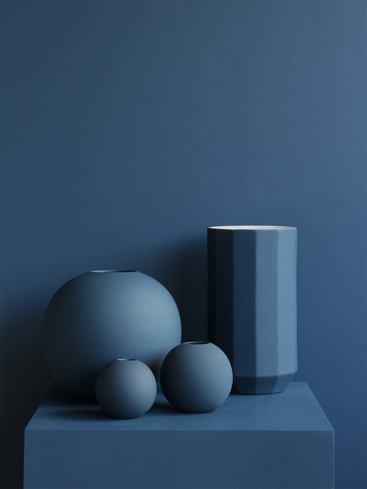 ballvase_10cm_midnightblue_lifestyle3_miljuu.com_1304-005