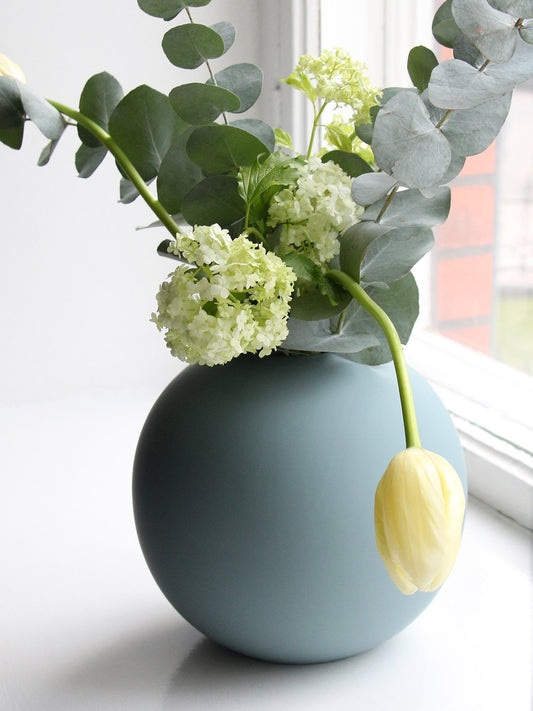 ballvase_20cm_dustyblue_lifestyle1_miljuu.com_1304-008
