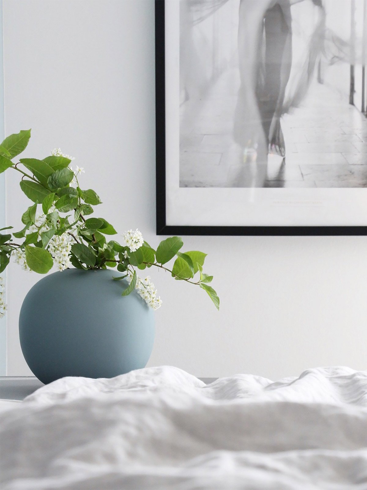 ballvase_20cm_dustyblue_lifestyle3_miljuu.com_1304-008