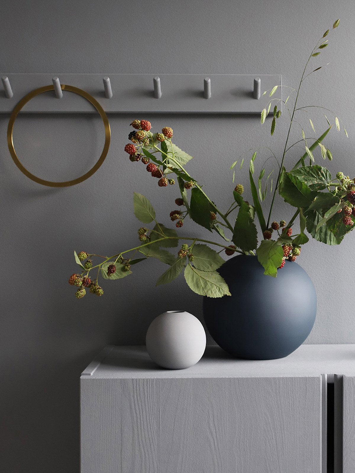 ballvase_20cm_midnightblue_lifestyle1_miljuu.com_1304-010