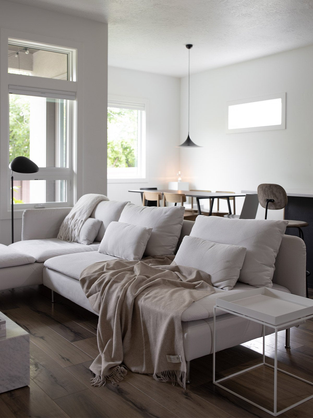 classicthrow_beige_lifestyle2_miljuu.com_willowstyleco_1308-002