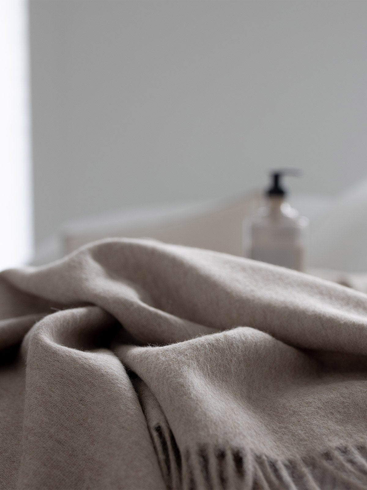 classicthrow_beige_lifestyle5_miljuu.com_willowstyleco_1308-002