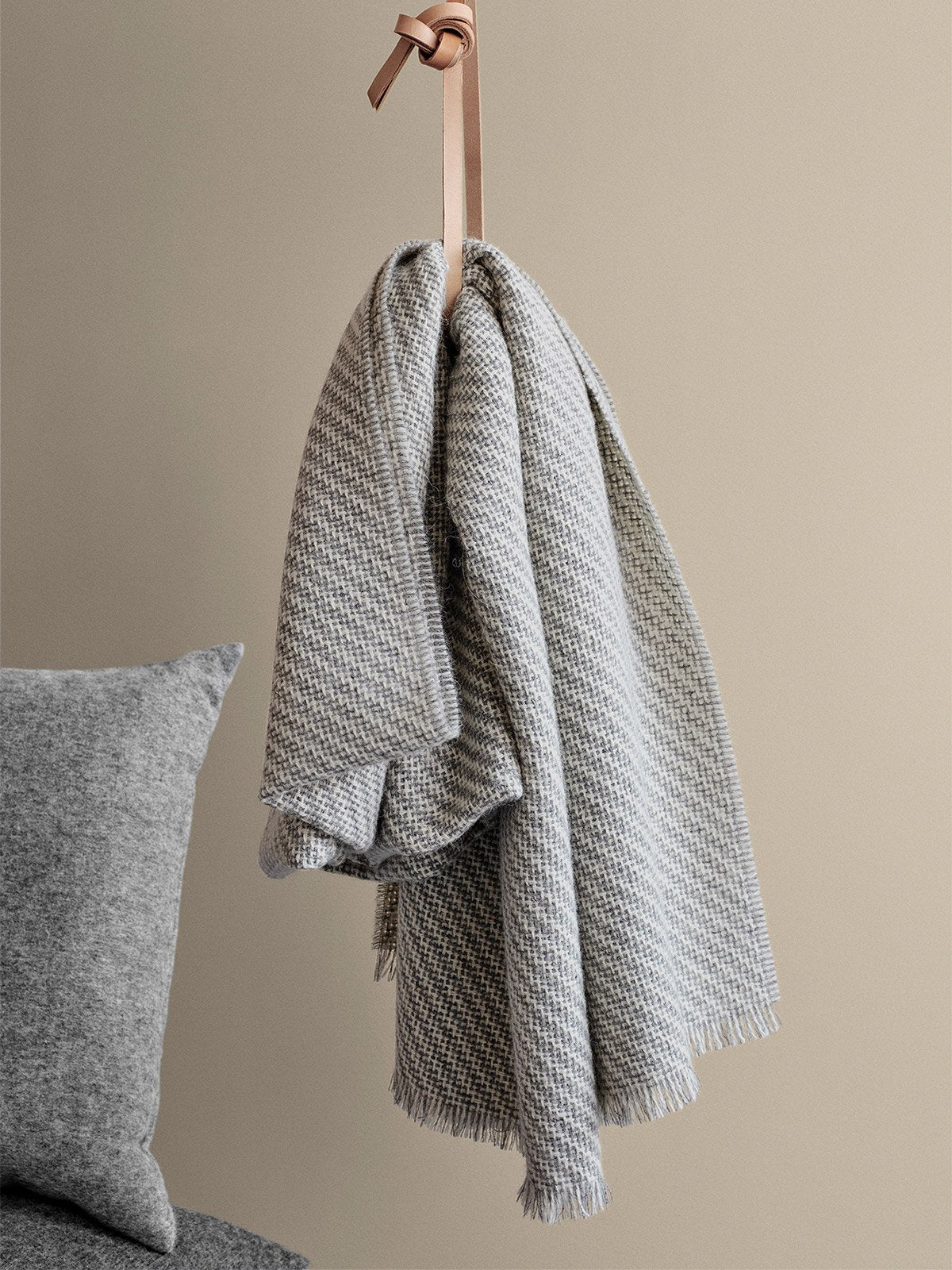 diagonalthrow_lightgrey_lifestyle3_miljuu.com_1308-004