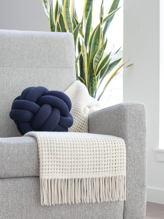 knotcushion_navy_lifestyle1_miljuu.com_1301-009