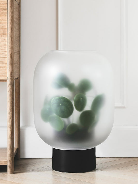 neblflowerpot_mega_black_lifestyle1_miljuu.com_1309-005