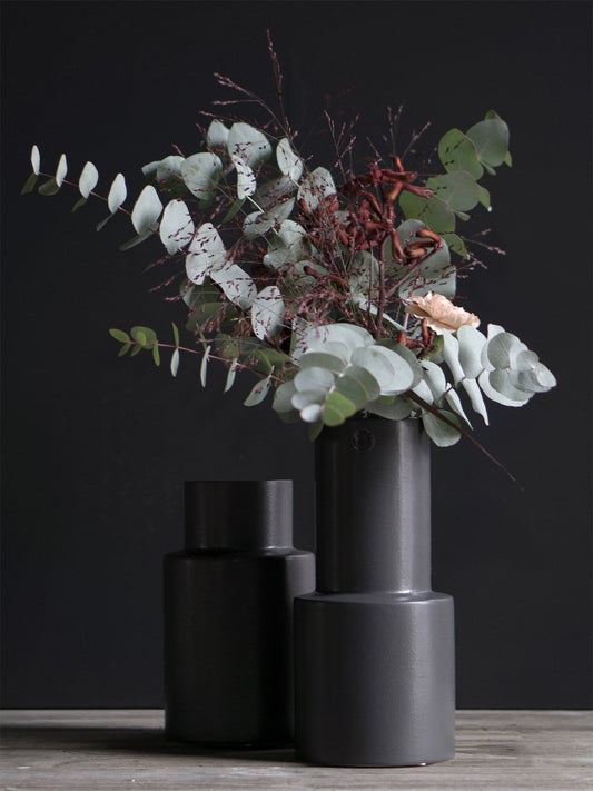 oblongvase_large_castiron_lifestyle1_miljuu.com_1307-016