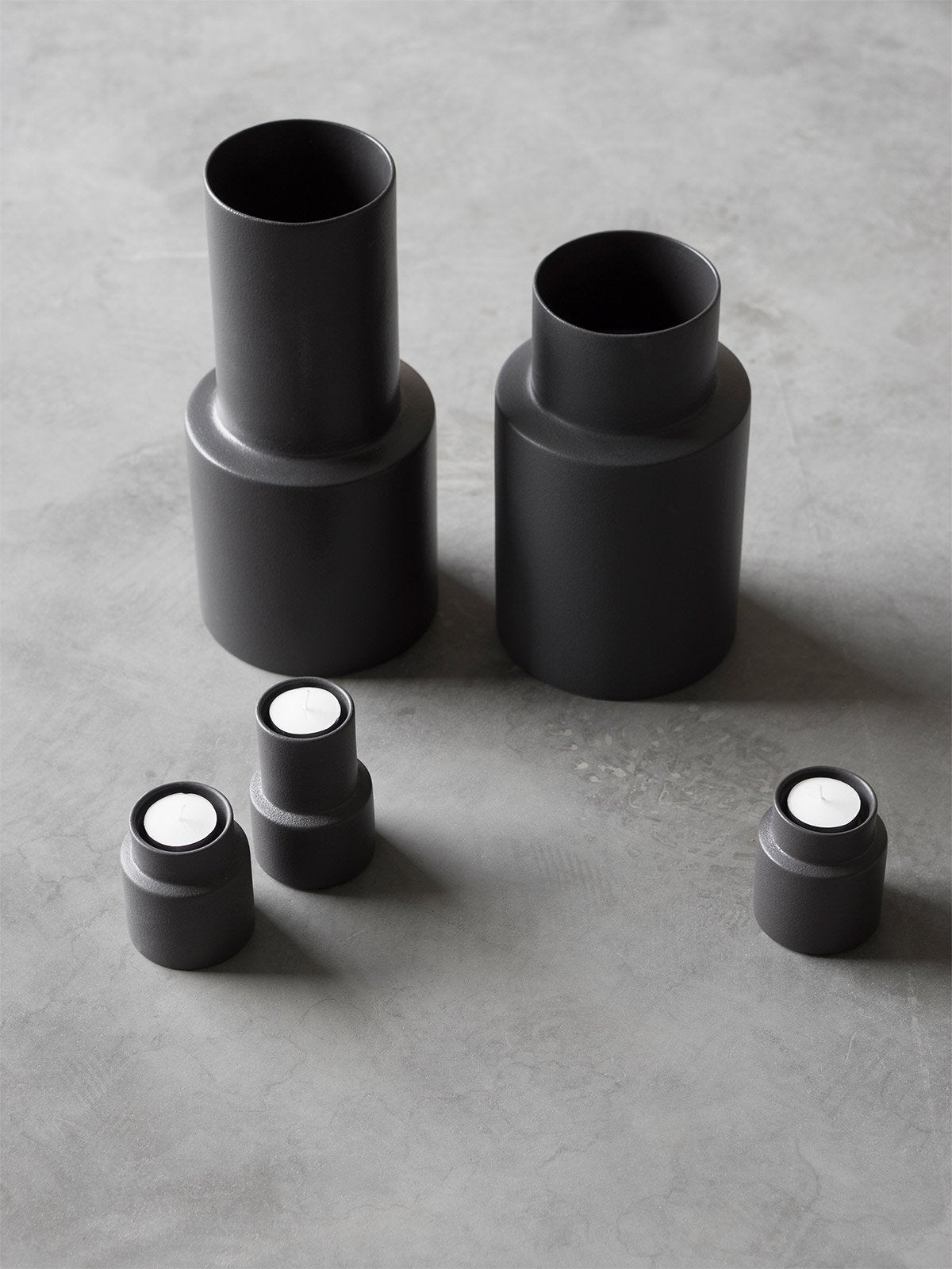 oblongvase_large_castiron_lifestyle2_miljuu.com_1307-016