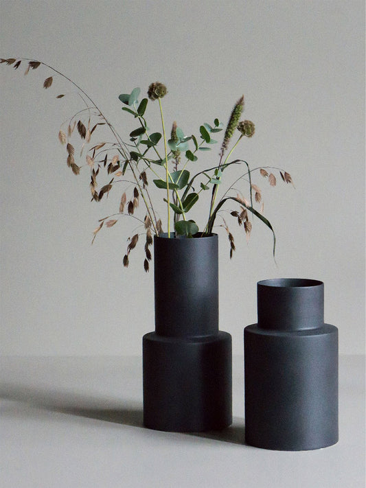 oblongvase_small_castiron_lifestyle1_miljuu.com_1307-015