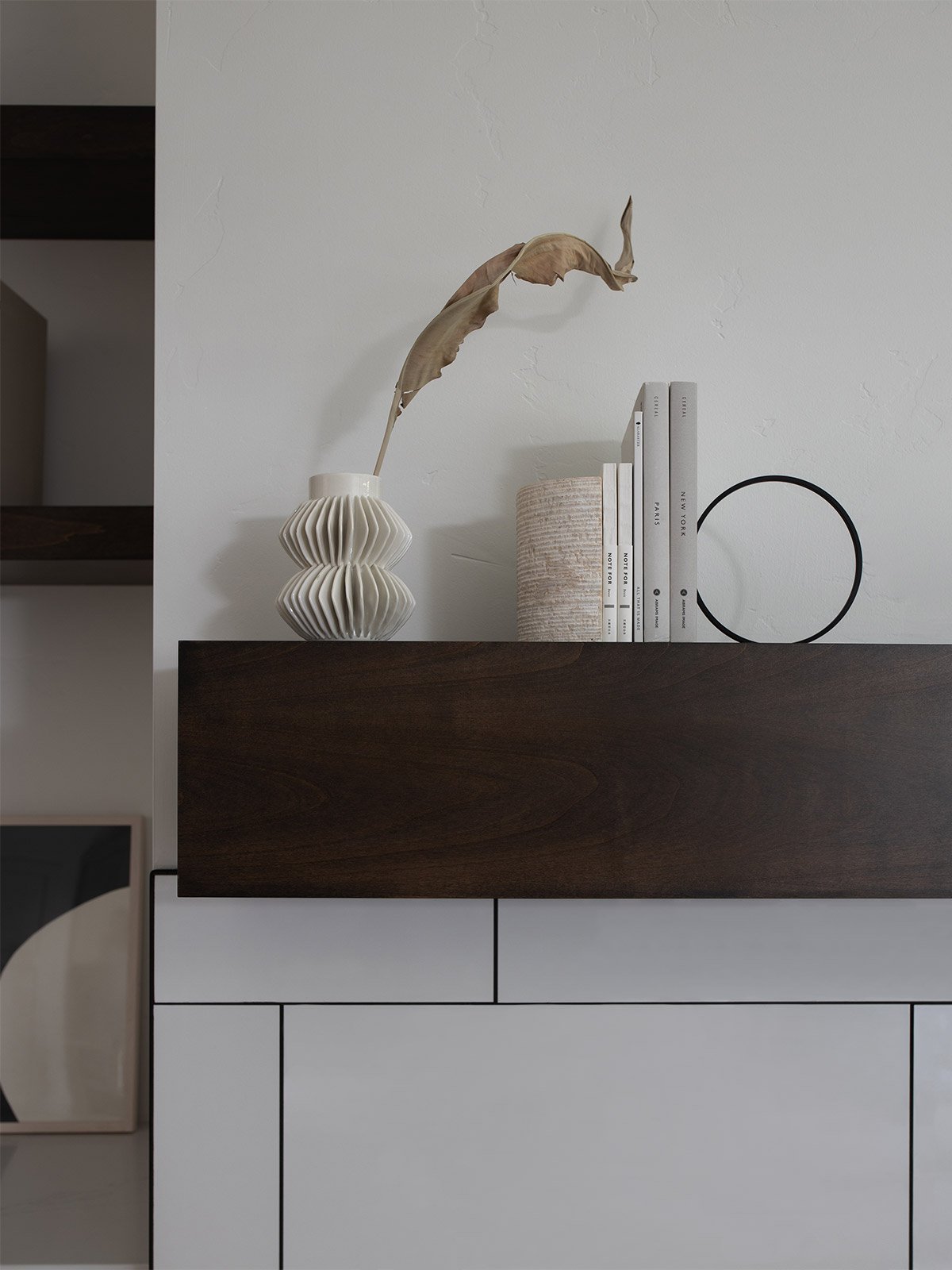 ringbookend_large_black_lifestyle1_miljuu.com_willowstyleco_1304-012