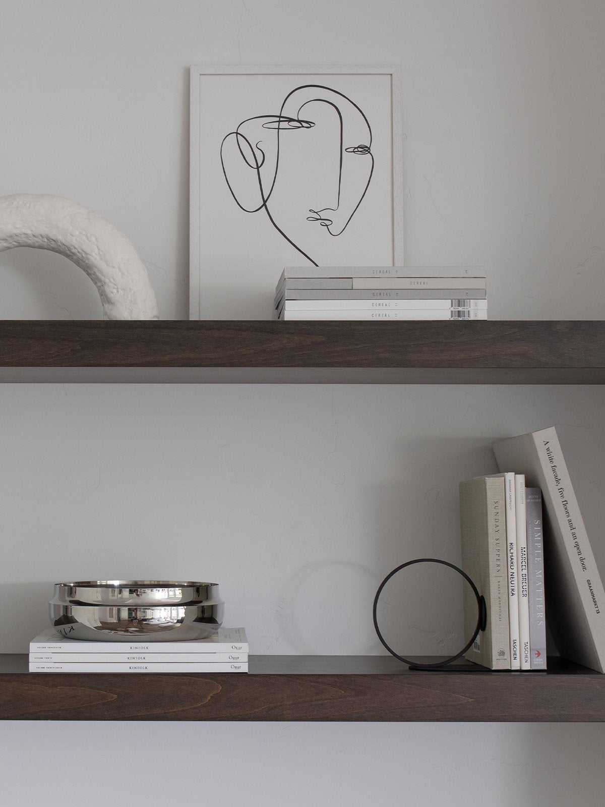 ringbookend_large_black_lifestyle3_miljuu.com_willowstyleco_1304-012