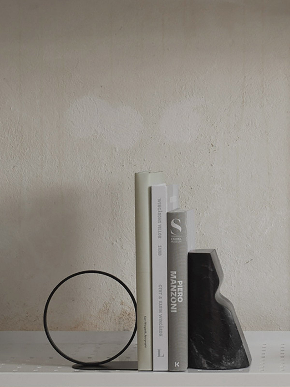 ringbookend_large_black_lifestyle4_miljuu.com_1304-012