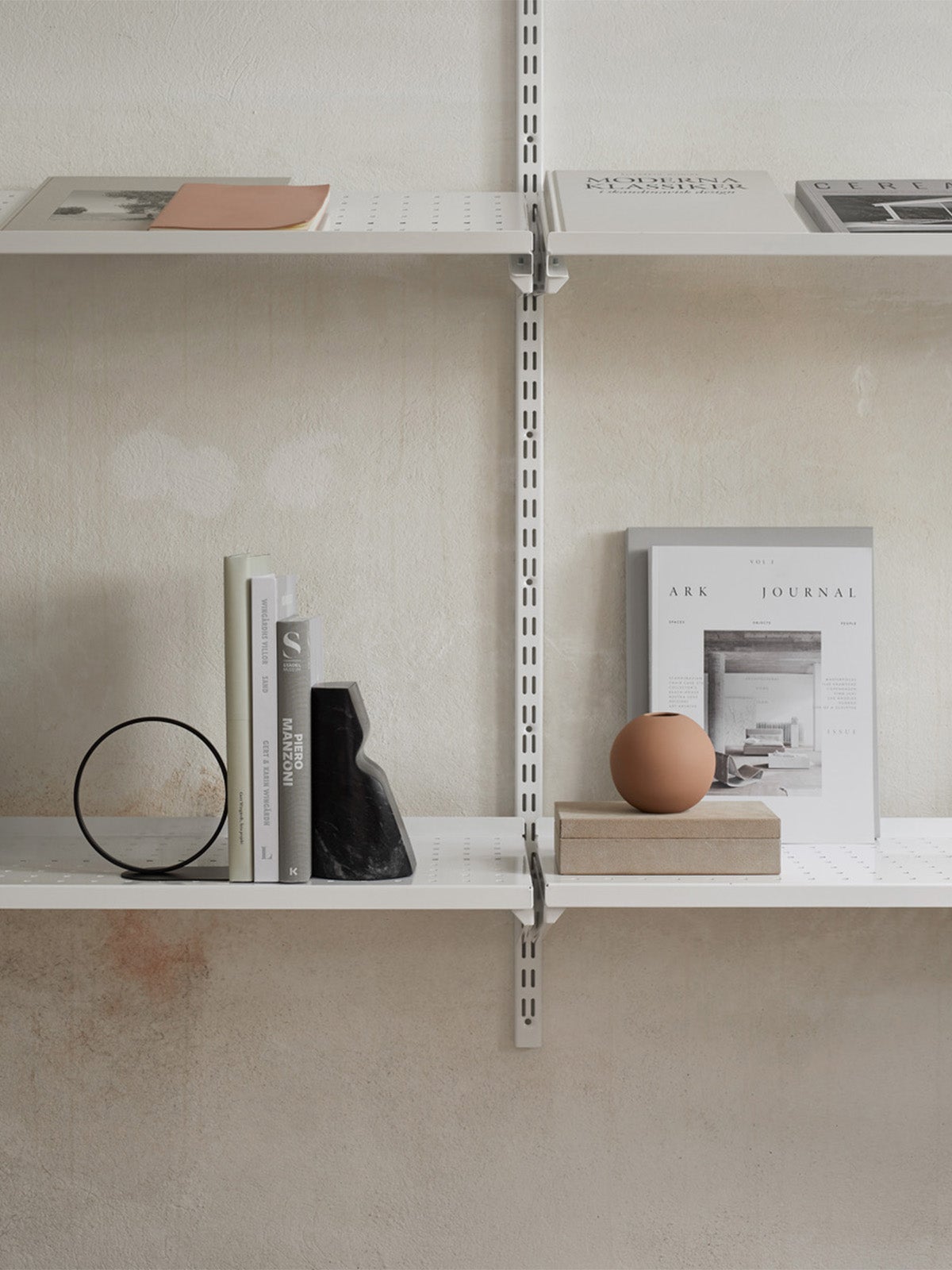 shoulderbookend_neromarquinamarble_lifestyle1_miljuu.com_1304-042