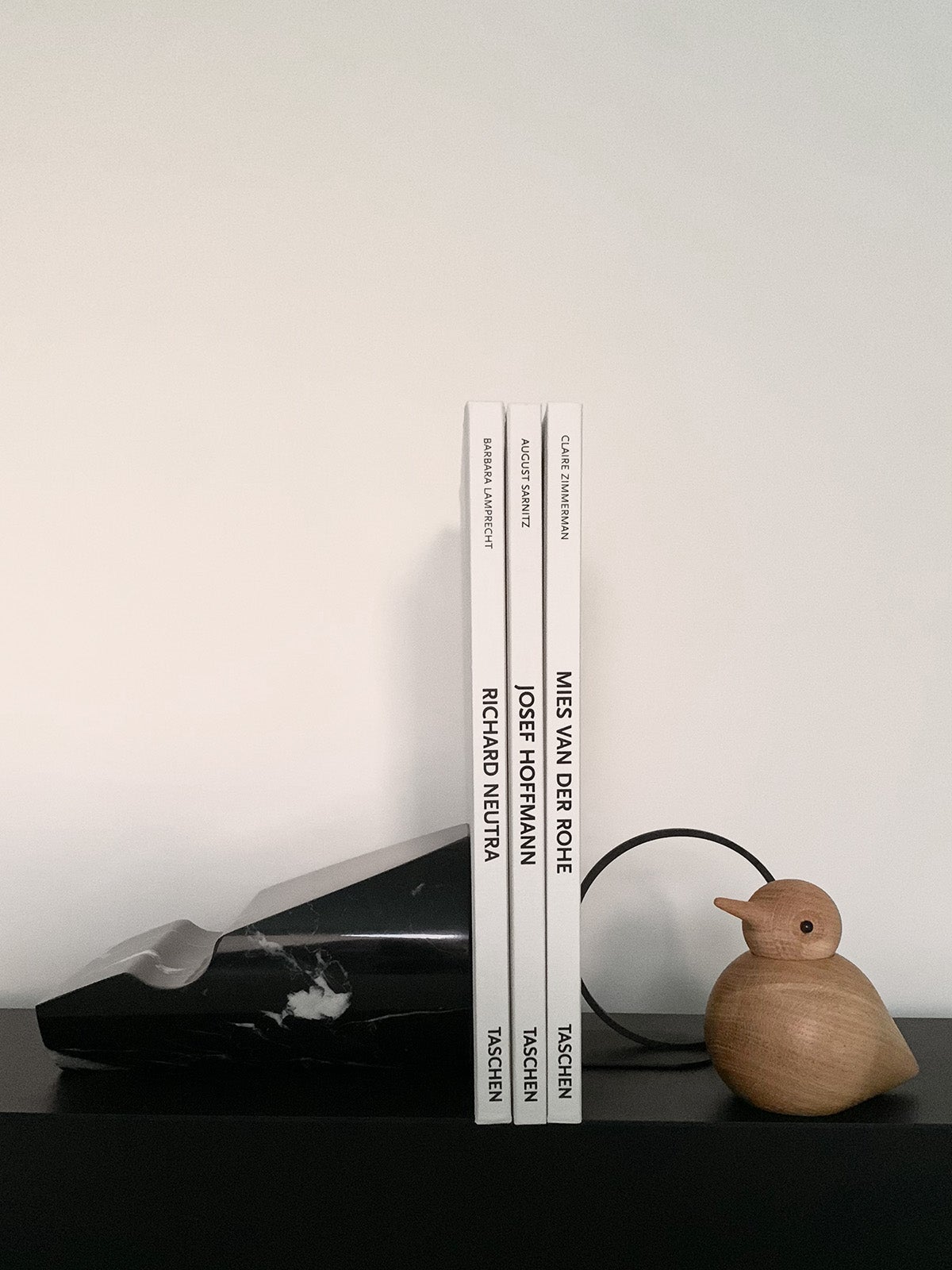 shoulderbookend_neromarquinamarble_lifestyle2_miljuu.com_1304-042