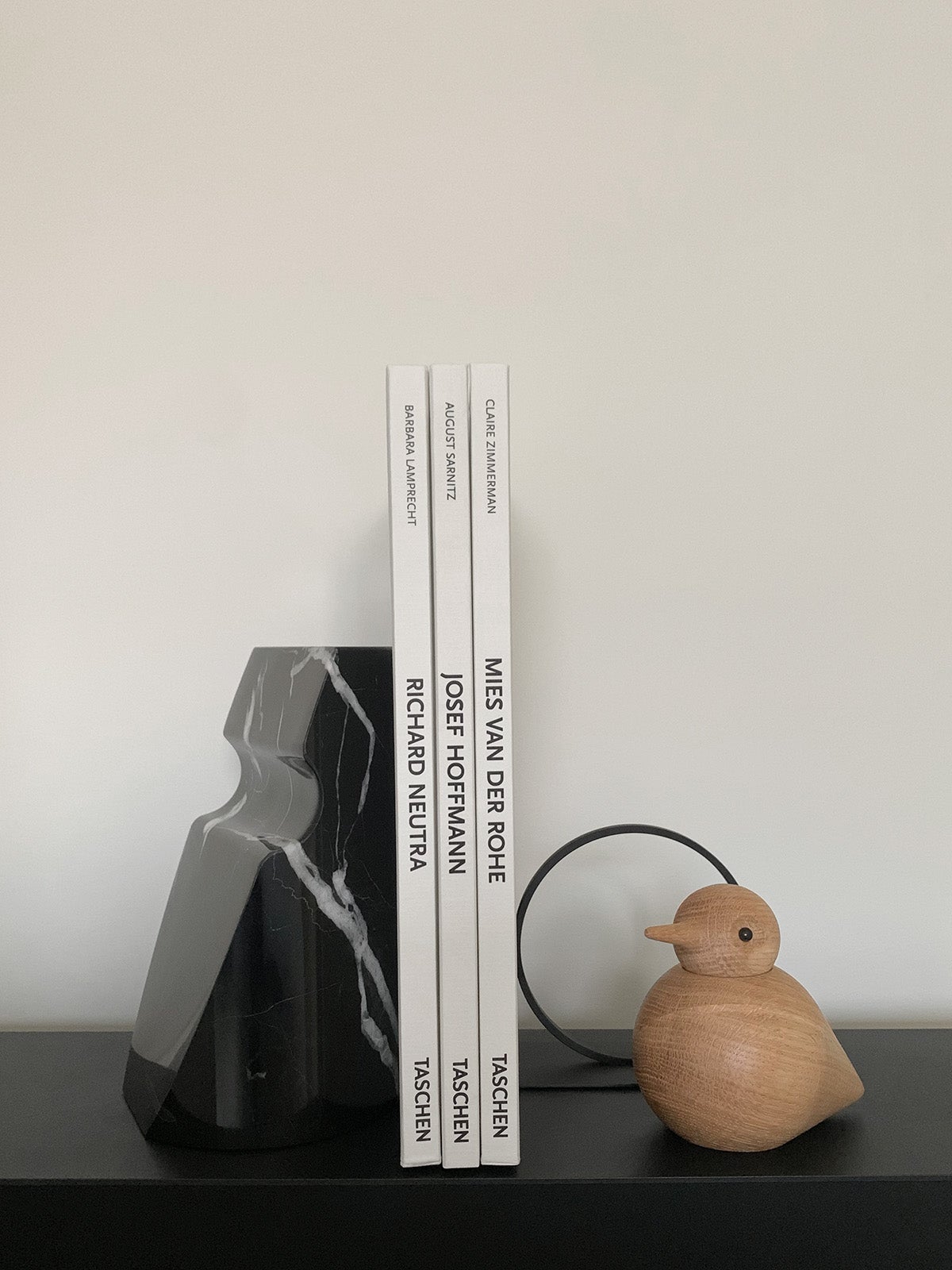 shoulderbookend_neromarquinamarble_lifestyle3_miljuu.com_1304-042