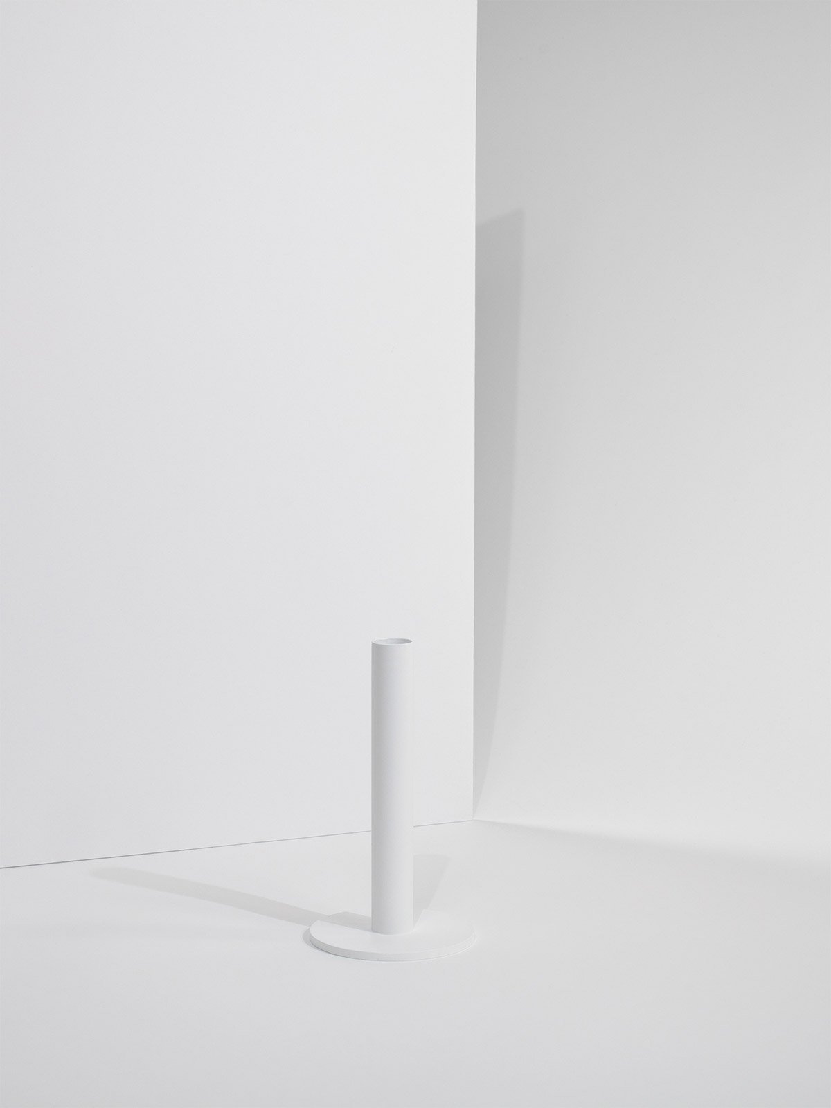 tapercandleholder_medium_white_product1_miljuu.com_1312-023
