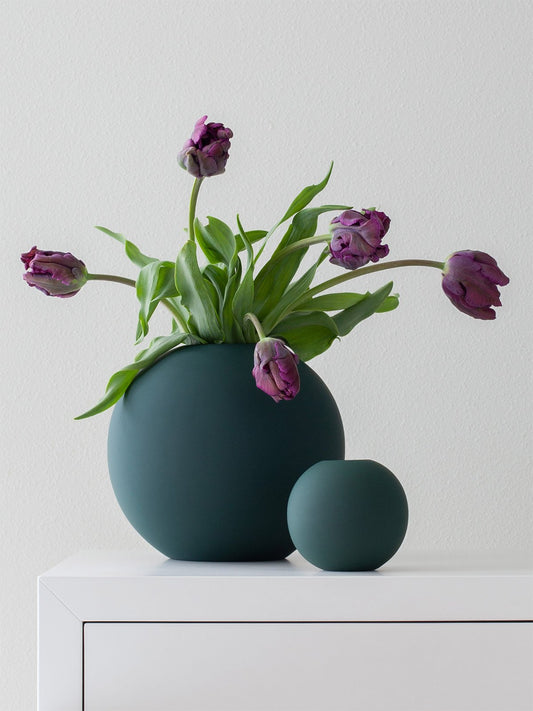 ballvase_20cm_darkgreen_lifestyle1_miljuu.com_1304-007