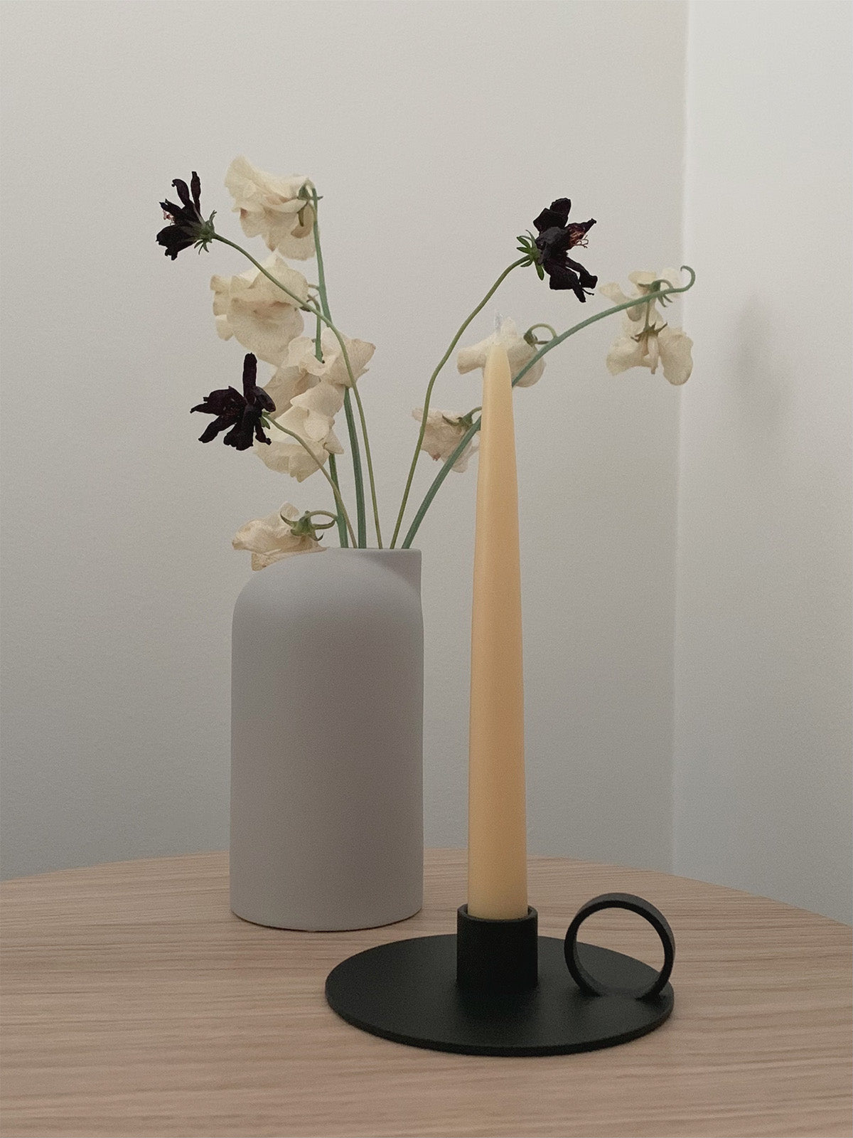 beeswaxtapercandle_lifestyle1_miljuu.com_1306-027