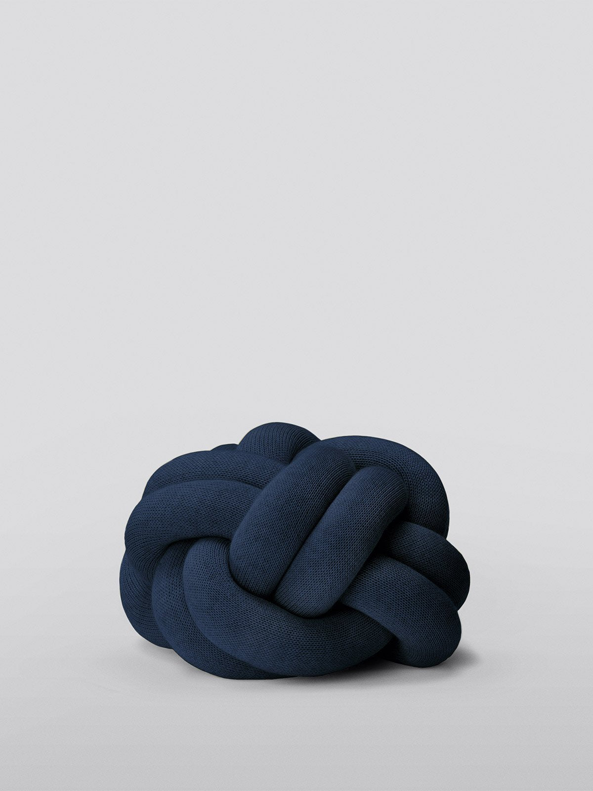 knotcushion_navy_lifestyle2_miljuu.com_1301-009