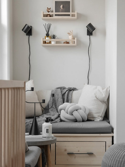 knotcushion_whitegrey_lifestyle1_miljuu.com_vallin_1301-010