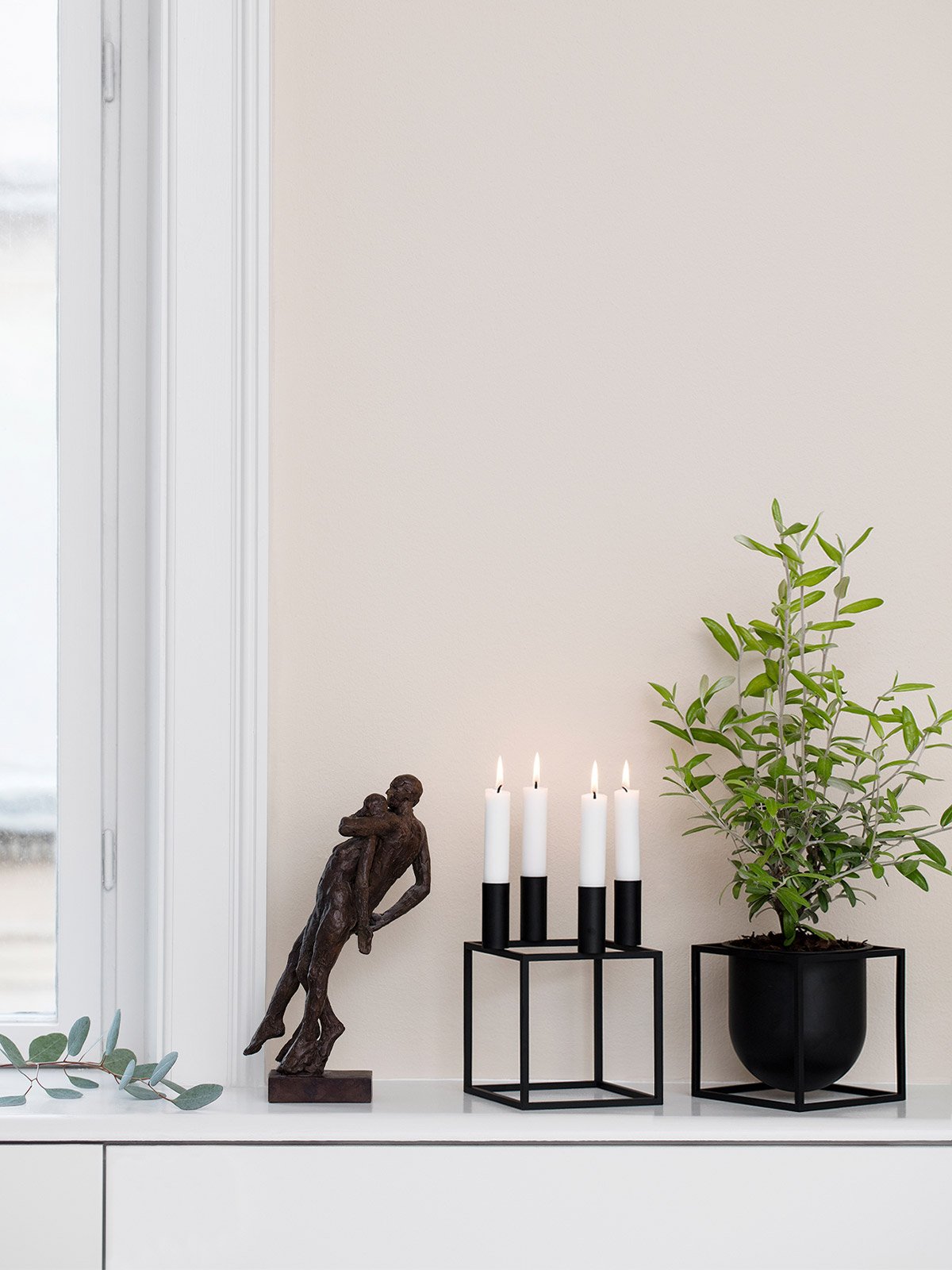 kubus4candleholder_black_lifestyle1_miljuu.com_1302-003