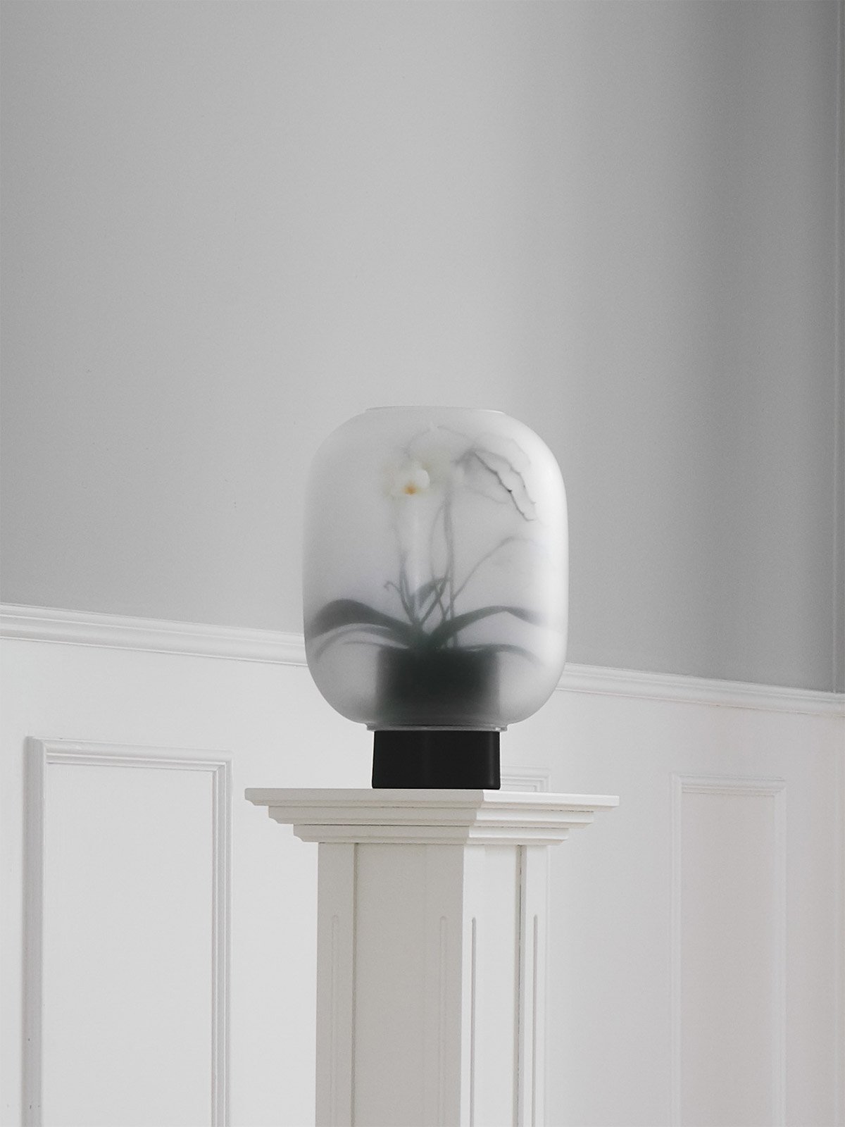 neblflowerpot_large_black-lifestyle2_miljuu.com_1309-004
