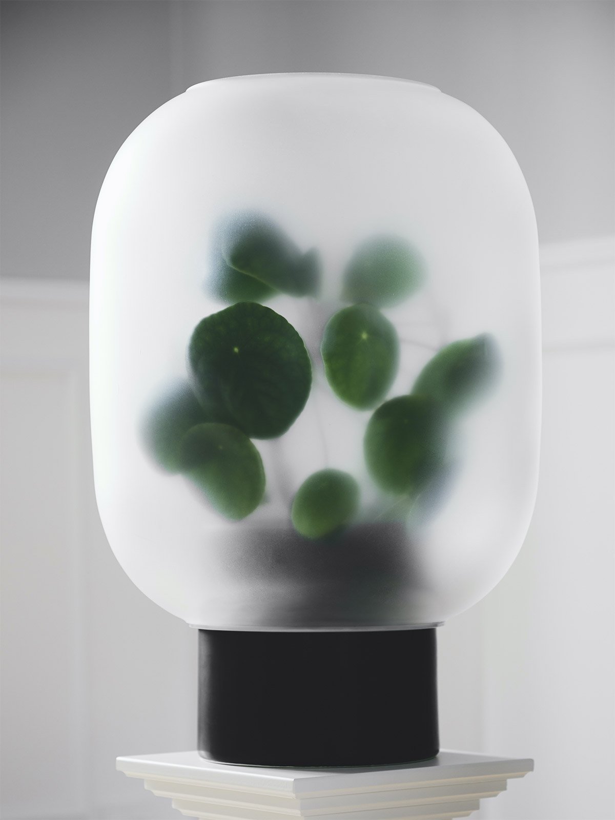 neblflowerpot_mega_black_lifestyle2_miljuu.com_1309-005