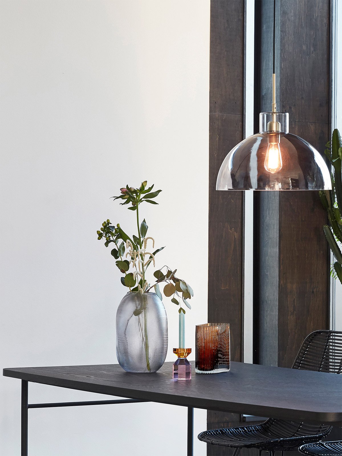 texturedglassvase_smoke_lifestyle1_miljuu.com_1310-009